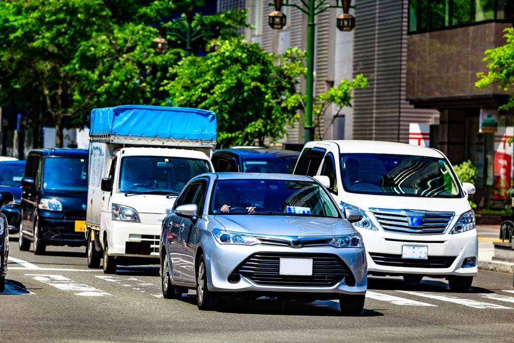 大通りにある家のイメージ