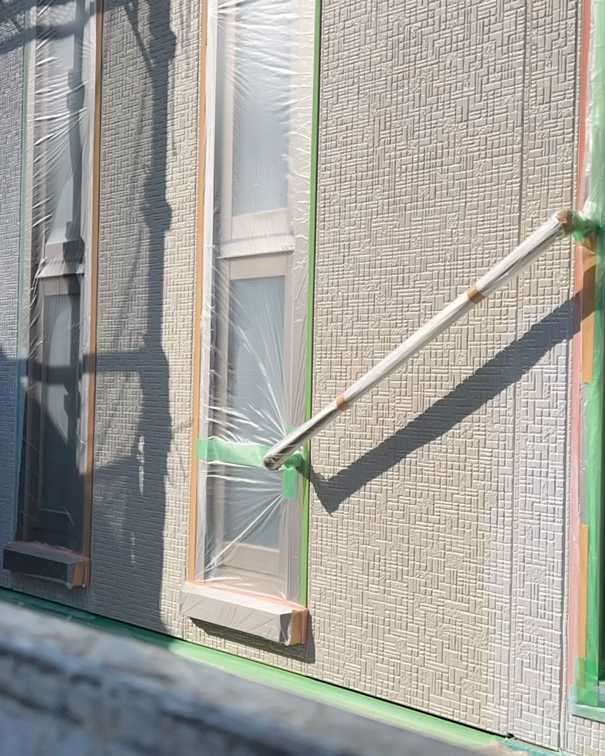 浜松市中央区布橋にあるＴ様邸の塗装工事
外壁塗装の下塗り（水性ハイブリッドシーラー）を行いました。
次工程は、中塗り（プレミアムシリコン）→上塗り（プレミアムシリコン）までの流れになります。