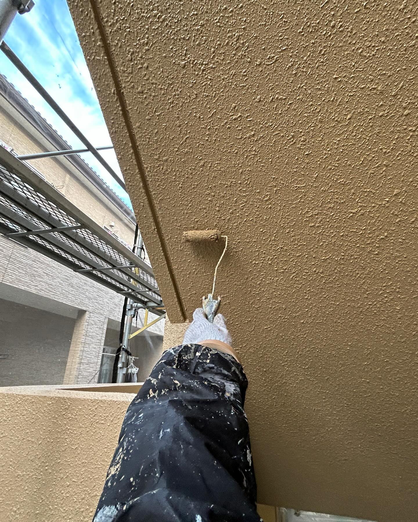 今日の塗装工事

磐田市にあるアパートの
天井、外壁の中塗りを行いました。

天井、外壁共にエスケー化研のプレミアムシリコンにて塗装しました。

塗り残しのないように
丁寧に塗装しました。