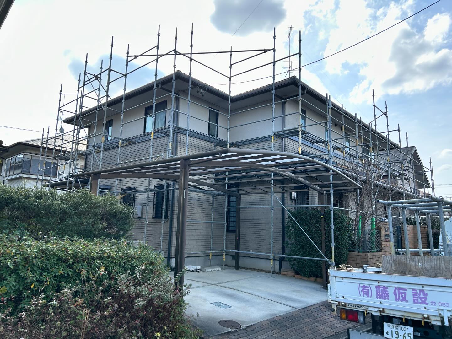 今日の塗装工事

浜松市浜名区新都田のＦ様邸の
足場の組み立て工事が完了しました。

こちらのお宅は、
新築から２０数年経ちましたが
初めての塗り替えになります。

これから、我々で
新築によみがえらせます