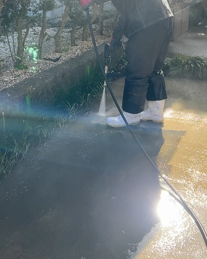 今日の塗装工事

浜松市浜名区新都田のＦ様邸の
高圧洗浄工事を行いました。

外壁の洗浄はもちろんの事
塀や駐車場のコンクリートも
洗えるところは綺麗にします