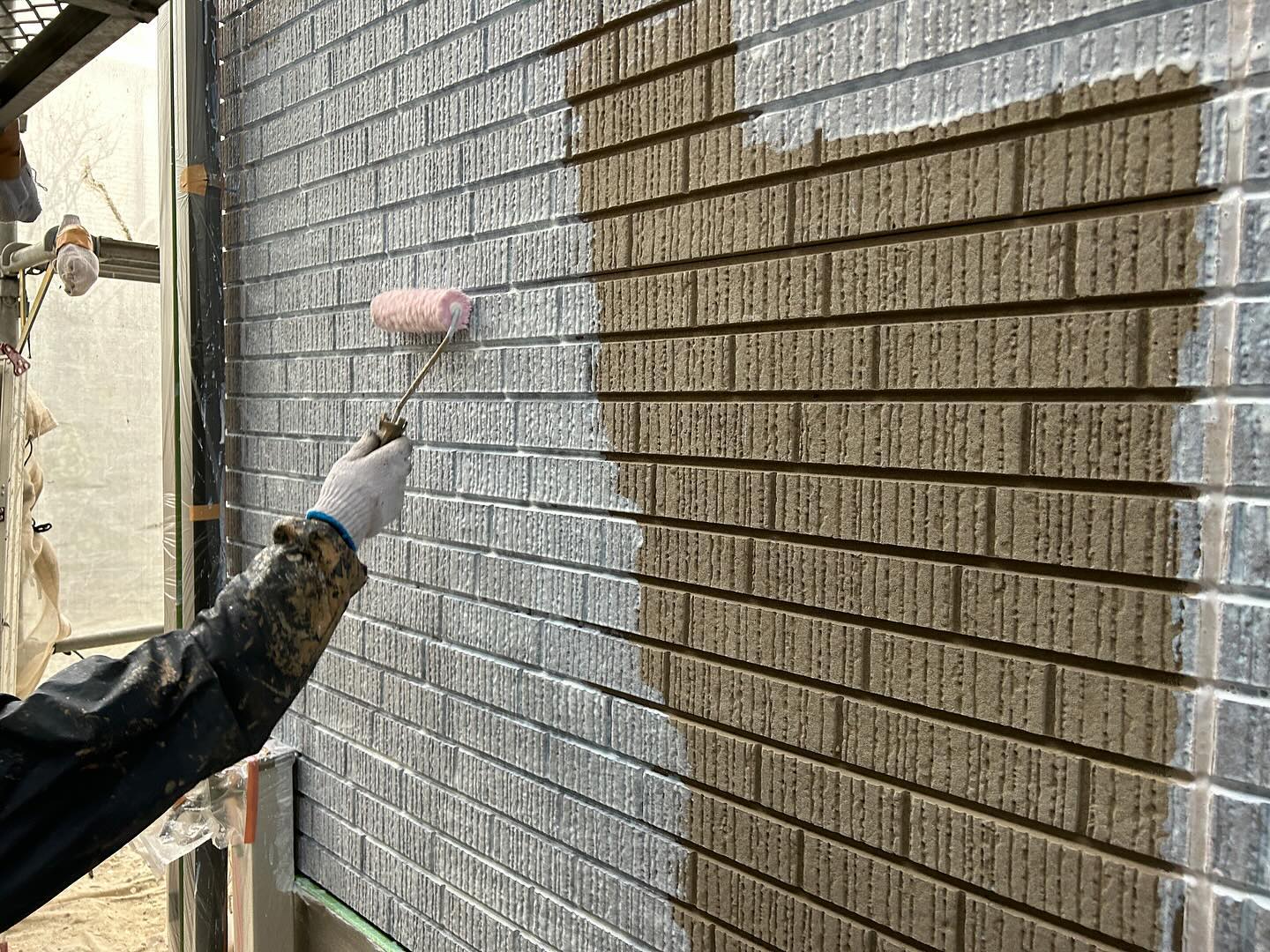 今日の塗装工事

浜松市浜名区新都田のＦ様邸の
外壁塗装、軒天塗装を行いました。

外壁塗装の下塗りには
水性ミラクシーラーエコ
外壁塗装の上塗りには
アートフレッシュ
を使用しました。

軒天塗装は下塗り、上塗り共に
クリーンマイルドシリコン
を使用しました。