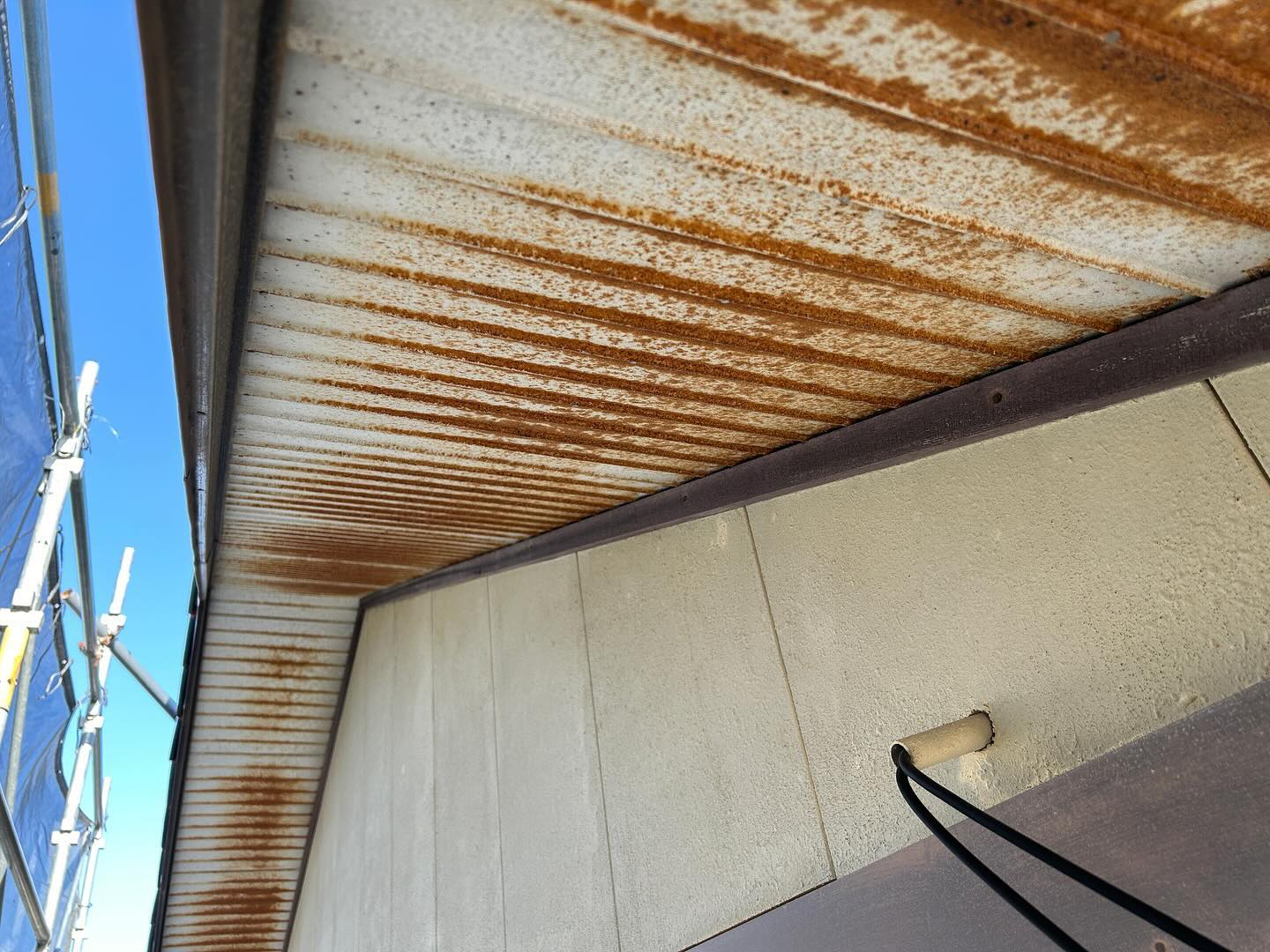 今日の塗装工事

浜松市中央区布橋のＯ様邸の
軒天塗装工事を行いました。

元々の天井は錆が進行しており
痛みの状態が悪い為、
下地処理をしっかりとした後に
錆止めを塗布し、上塗りしました。

白色の天井から茶色に変更し
落ち着いた雰囲気になりました。